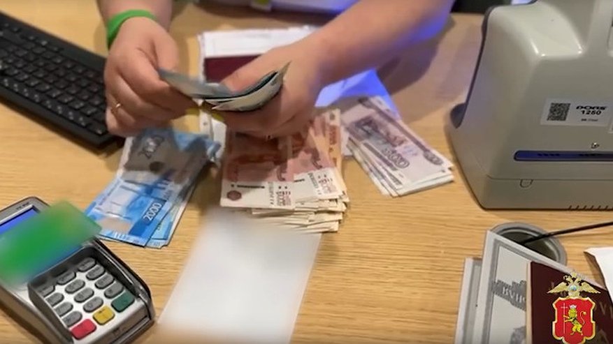 Главная картинка новости: Полицейские спасли сбережения пенсионерки из Владимира от телефонных мошенников