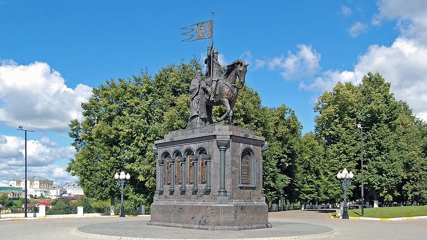 Главная картинка новости: Памятник князю Владимиру наконец-то дождался ремонта