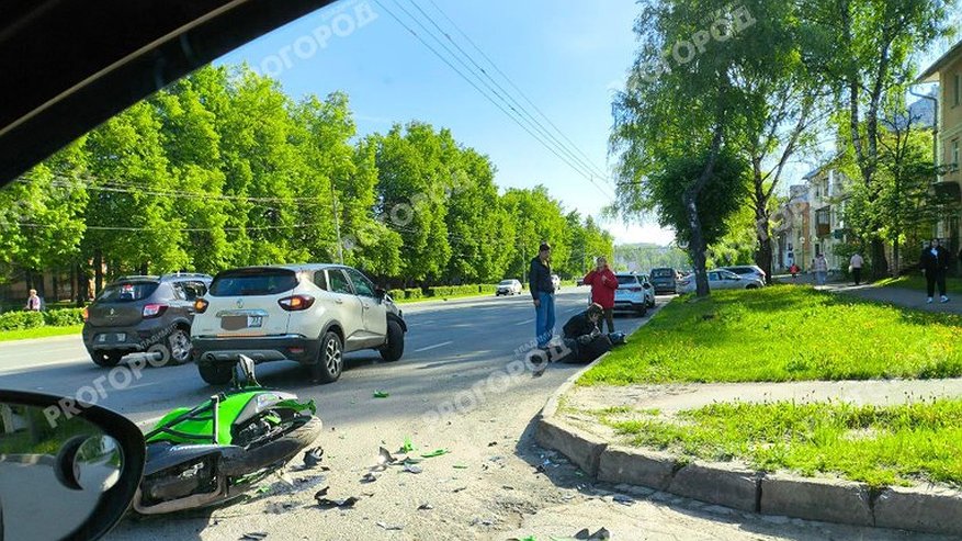 Главная картинка новости: На улице Мира во Владимире в ДТП столкнулись легковушка и мотоцикл