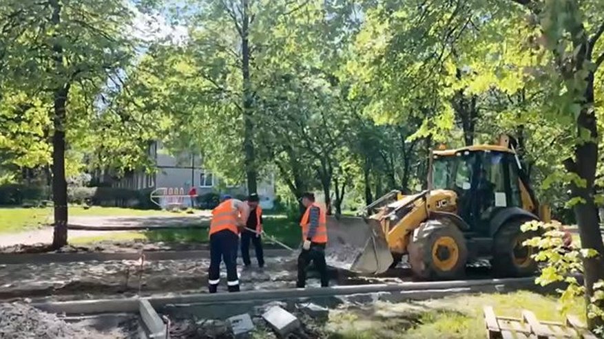 Главная картинка новости: Во Владимире начали благоустраивать бульвар Художника Иванова и Рокадную дорогу