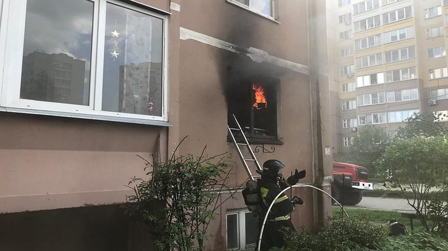 Главная картинка новости: Во Владимире пожарные спасли 15 человек из горящей многоэтажки