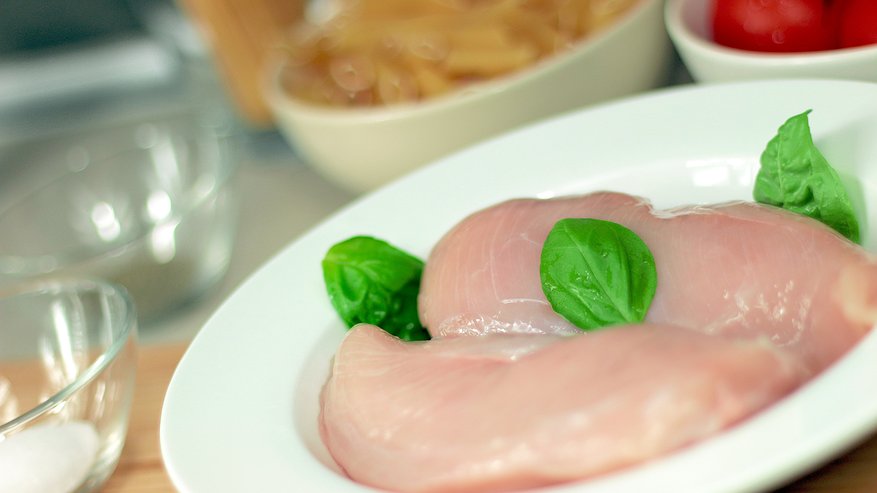 Главная картинка новости: Сплошная химия, а не мясо: Роскачество выбрало худший бренд филе цыпленка