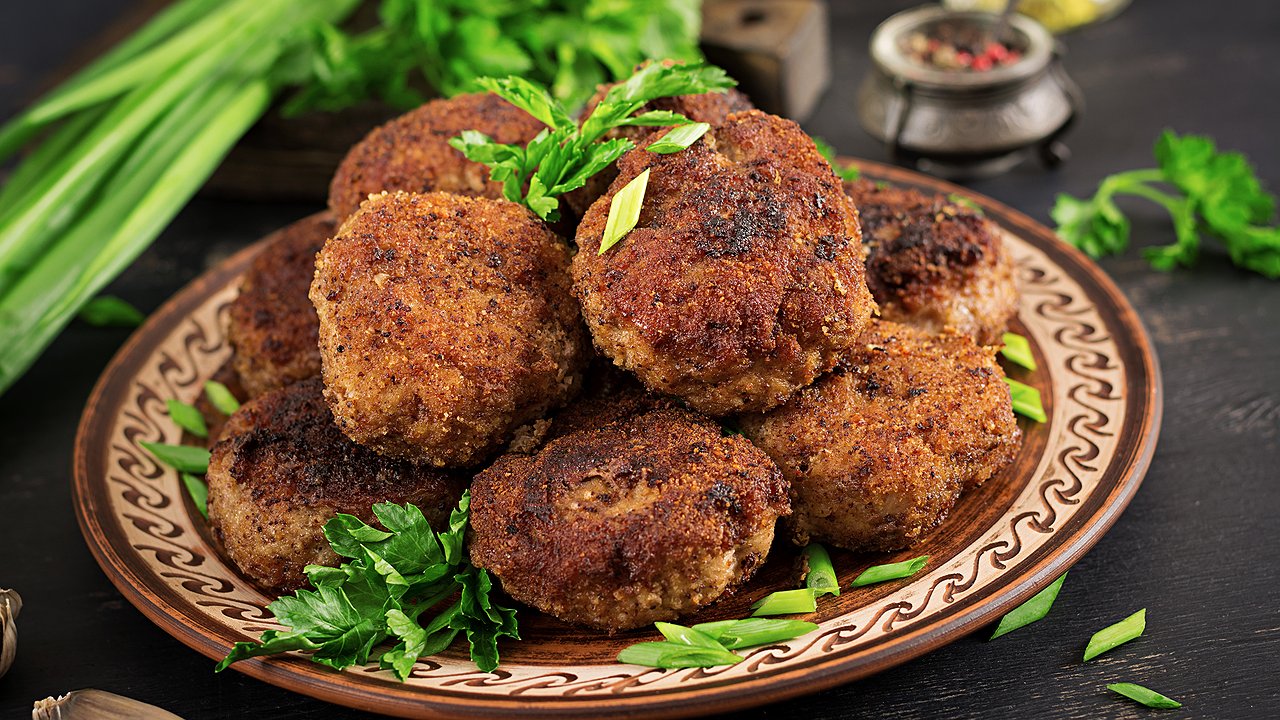 Главная картинка новости: Кладу 2 ложки в фарш, и котлеты становятся сочными и воздушными: кулинарный лайфхак от шефов