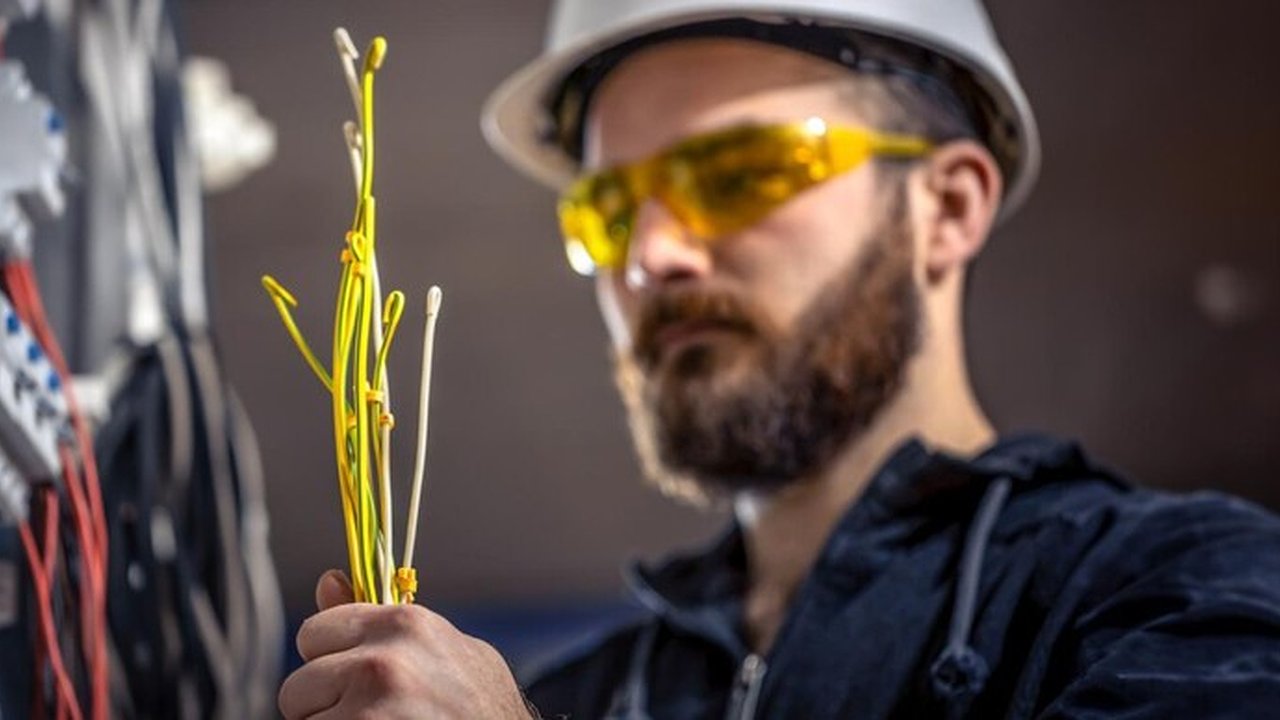 Главная картинка новости: Дом владимирца на год остался без света из-за бездействия энергетиков