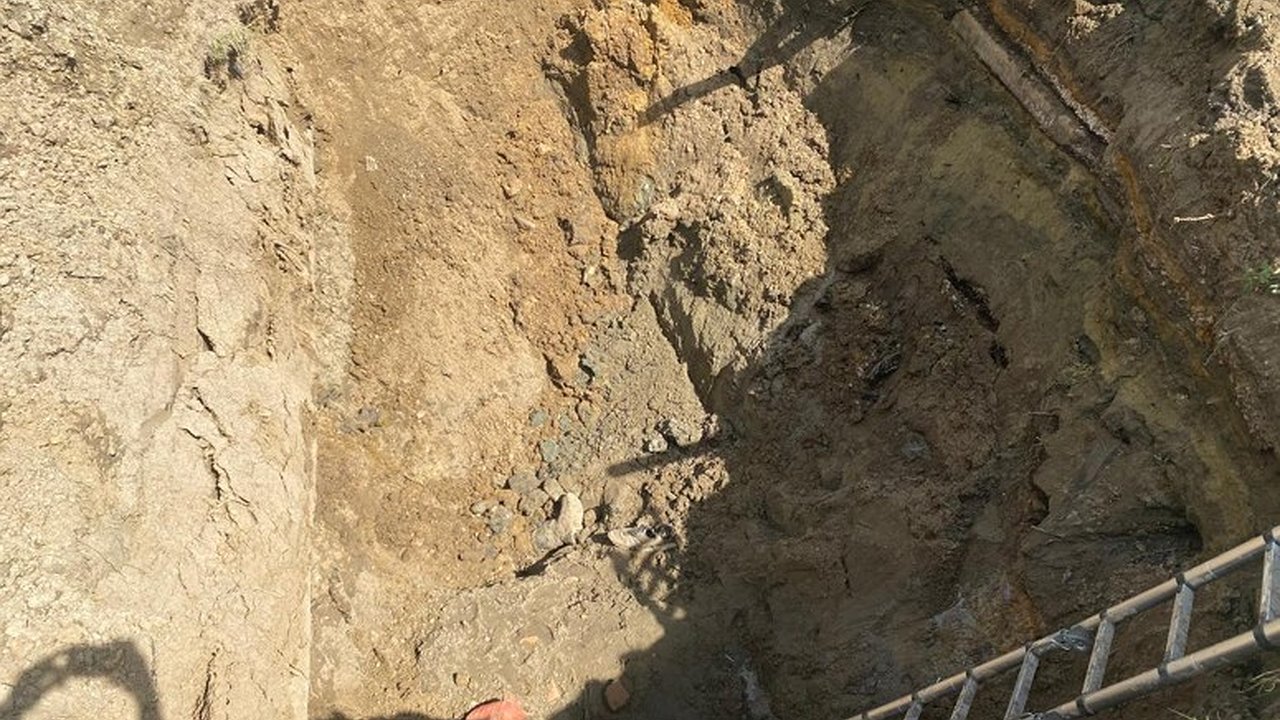 Главная картинка новости: В Радужном рабочего насмерть засыпало грунтом во время сварки в котловане