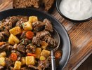 Рецепт и секреты приготовления лучшего жаркого: мясо получается нежным, а картошка - пальчики оближешь