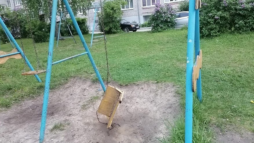 Главная картинка новости: В Красной Горбатке детские площадки на трёх улицах признаны травмоопасными