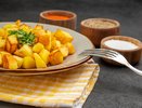Зачем посыпать картофель мукой: хитрость от шеф-поваров для идеальной жареной картошечки