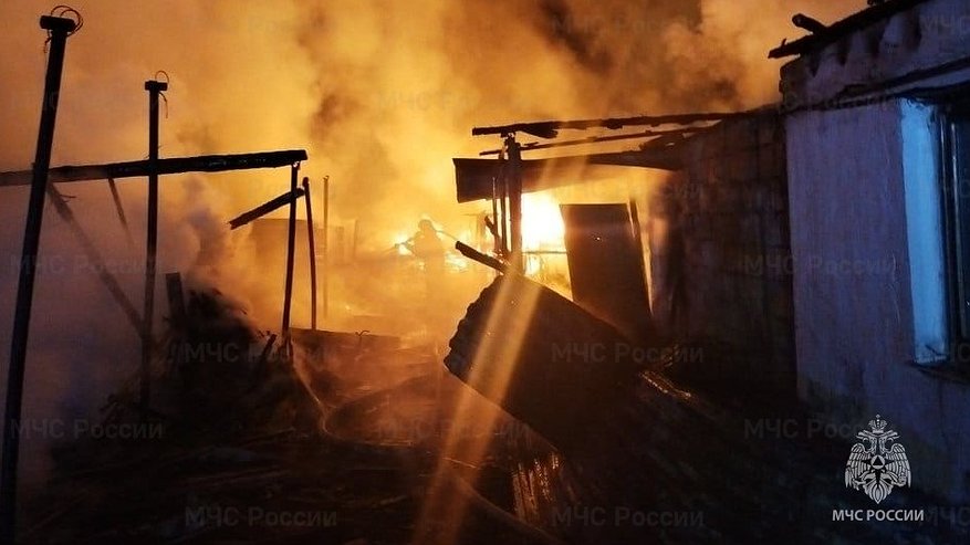 Главная картинка новости: Под Муромом сгорел деревенский дом с постройками