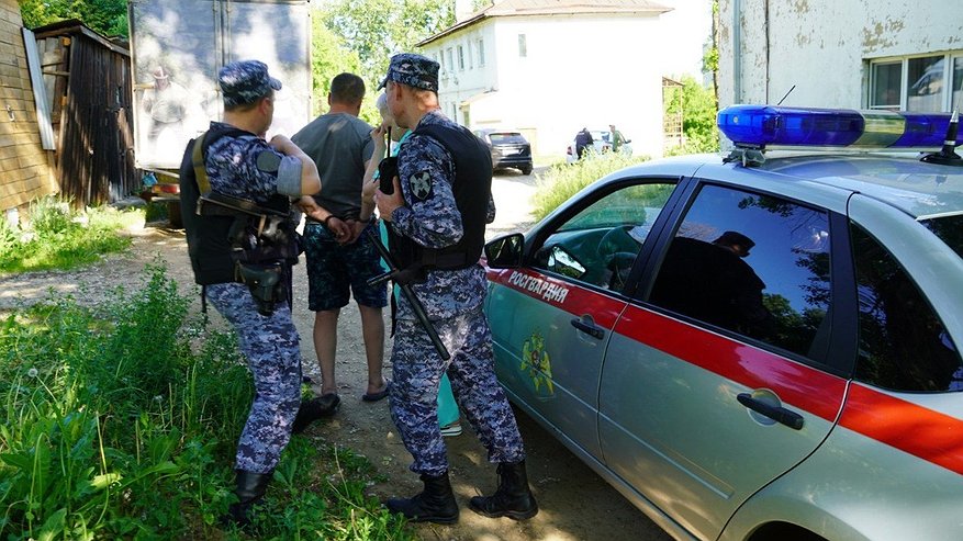 Главная картинка новости: Во Владимире мужчина устроил стрельбу из ружья в своей квартире