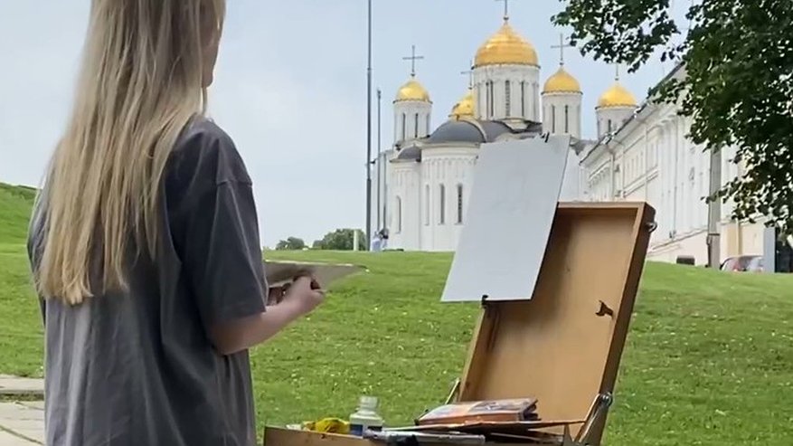 Главная картинка новости: В центре Владимира прошёл конкурс рисунков православной архитектуры