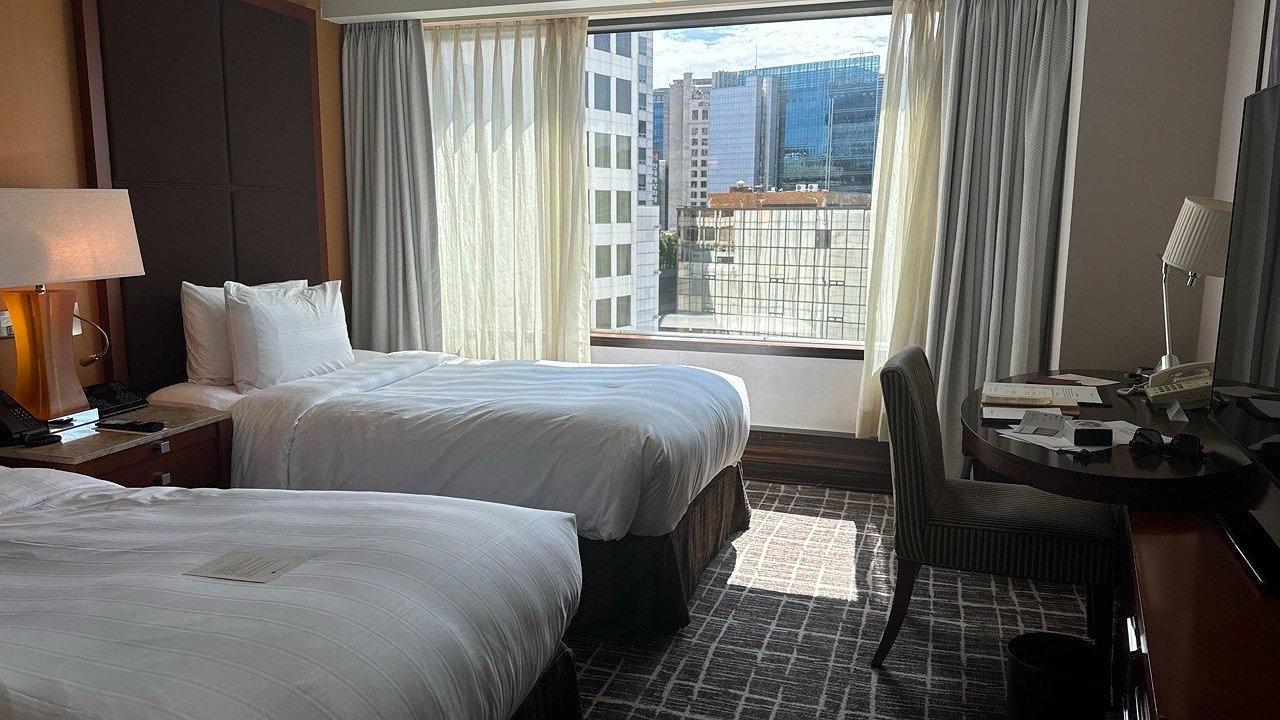 Главная картинка новости: На окна ничего не клею и кондиционер не покупаю: стащила идею у южан — дома свежо даже в адский зной