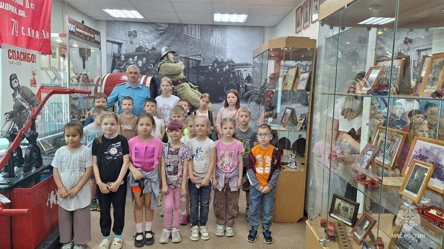 Главная картинка новости: Маленькие владимирцы знакомятся с историей и современностью пожарного дела