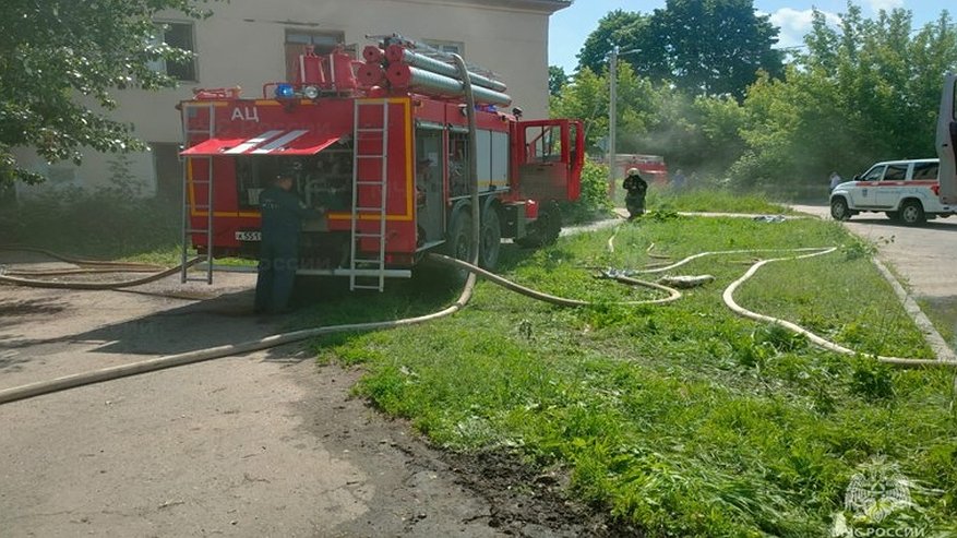 Главная картинка новости: В Муроме пожарные вывели шестерых человек из горящего дома