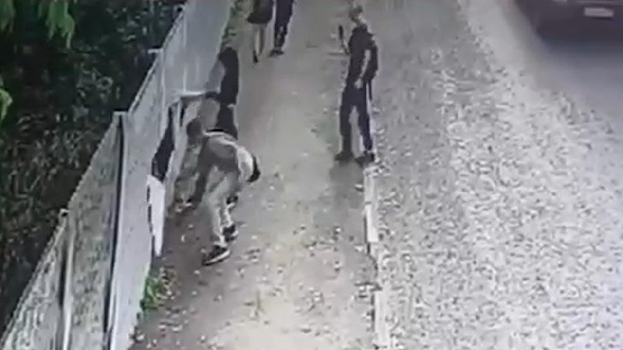 Главная картинка новости: В Коврове разыскивают троих молодых людей за порчу городского баннера на улице