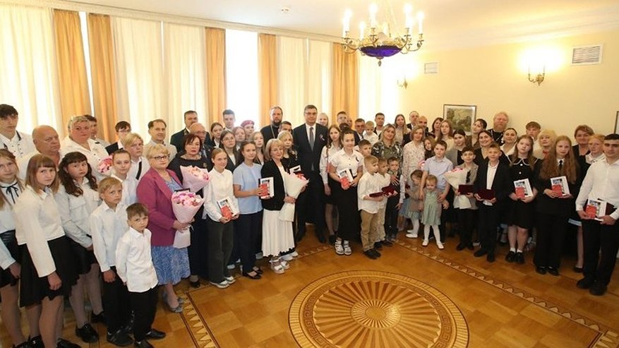 Главная картинка новости: Государственные награды вручили жителям региона в преддверии Дня России