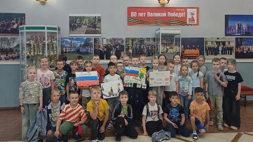 Главная картинка новости: Ко Дню России школьники Владимира подготовили выставку патриотичных рисунков