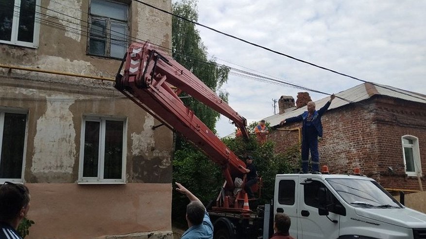 Главная картинка новости: Во Владимире начали разбор аварийного здания на улице Летне-Перевозинской