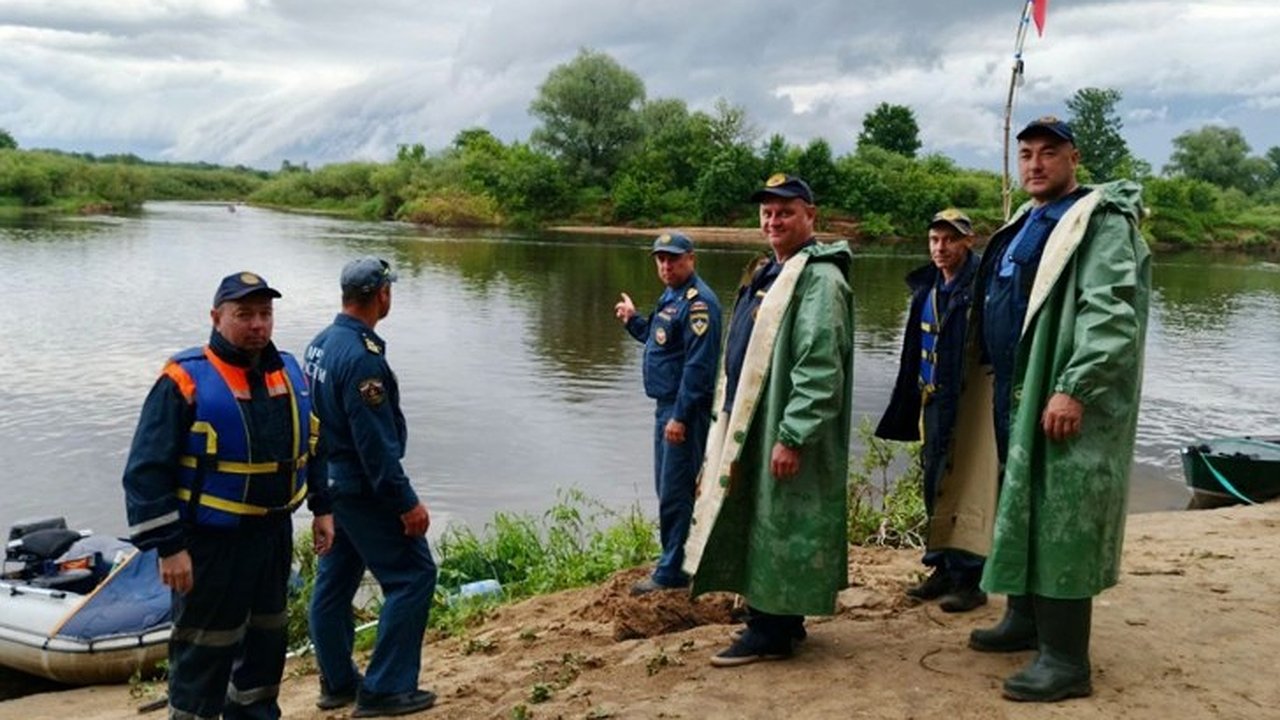 Главная картинка новости: В регионе спасатели нашли «пропавшую» семью на реке Лух