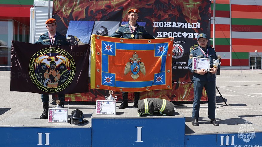 Главная картинка новости: Во Владимире прошли соревнования по пожарному кроссфиту