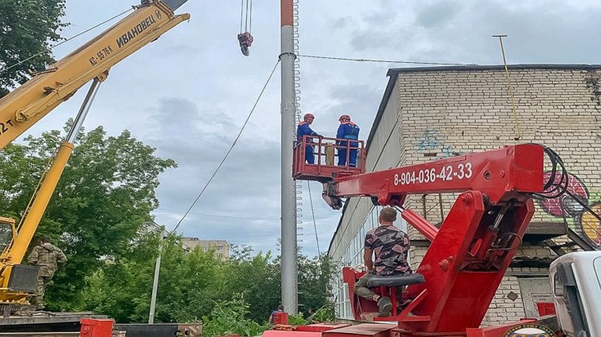 Главная картинка новости: В Коврове спасатели помогли теплоэнергетикам разобрать 30-метровую трубу дымохода