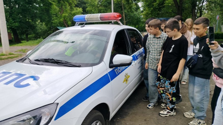 Главная картинка новости: Полицейские Александровского района проводят уроки безопасности для детей