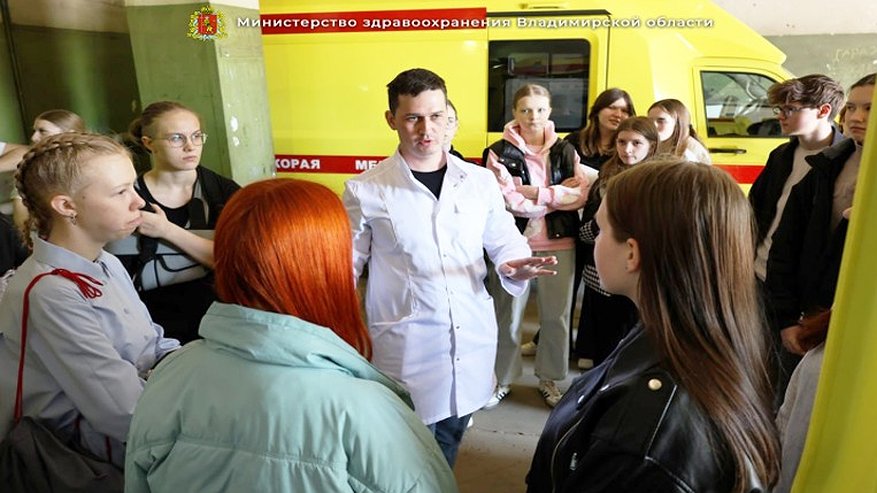 Главная картинка новости: В Гусь-Хрустальном прошла экскурсия для школьников на станции скорой помощи