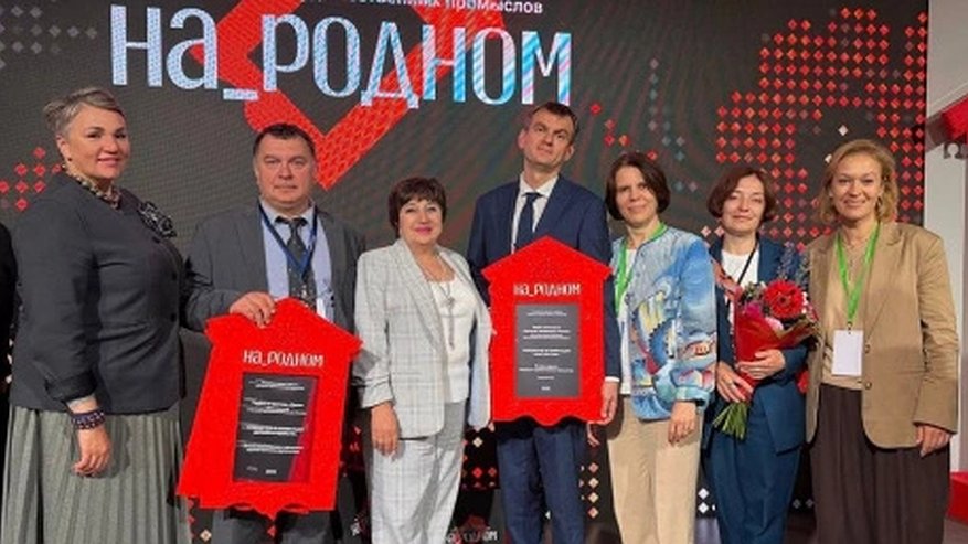 Главная картинка новости: С участием владимирцев коллективу Центра традиционной Мстёрской миниатюры вручили награду