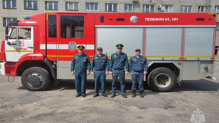 Главная картинка новости: Жители Мурома поблагодарили пожарных за спасение многоквартирного дома от огня