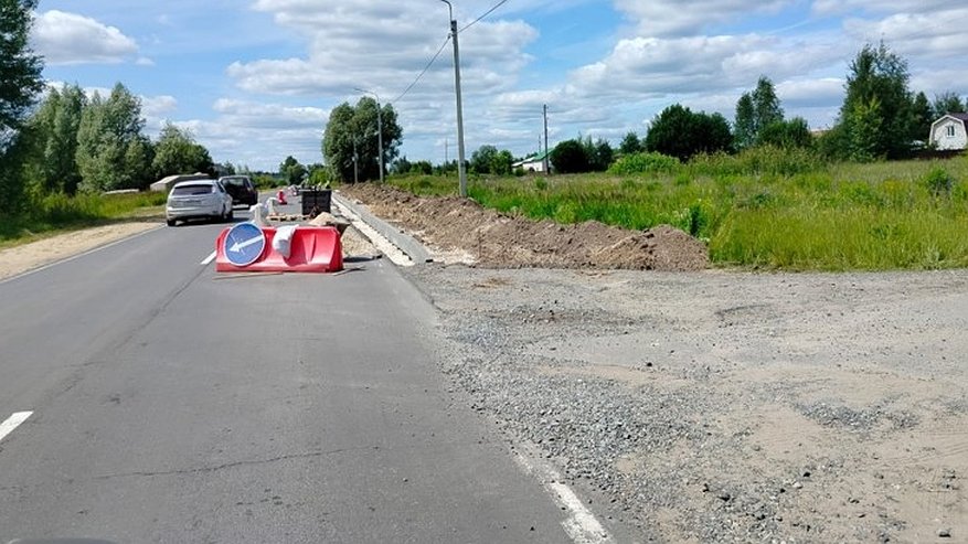 Главная картинка новости: В Гороховце на опасном перекрёстке начали строить тротуар после жалоб местных жителей
