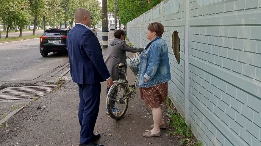 Главная картинка новости: В Коврове неизвестные повредили баннер на улице Октябрьской