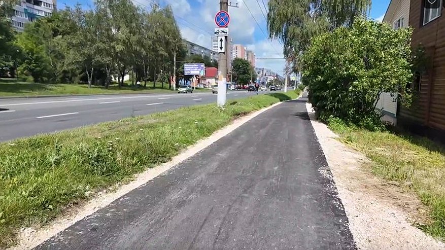 Главная картинка новости: Тротуар на улице Добросельской во Владимире стал причиной подтопления дворов