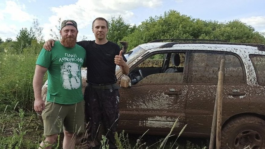 Главная картинка новости: Волонтёры «ЛизаАлерт» застряли в грязи во время поисковых работ под Камешково