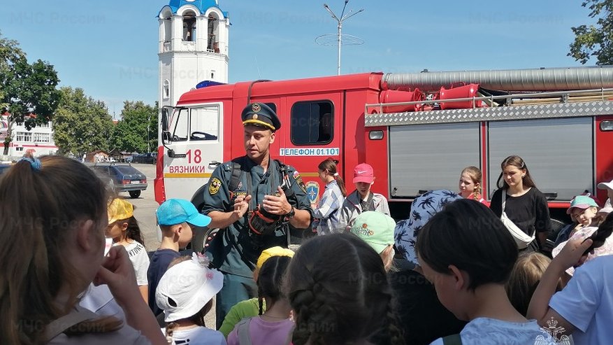Главная картинка новости: В рамках акции "Безопасные каникулы" отдыхающие вязниковских школьных лагерей посетили пожарную часть
