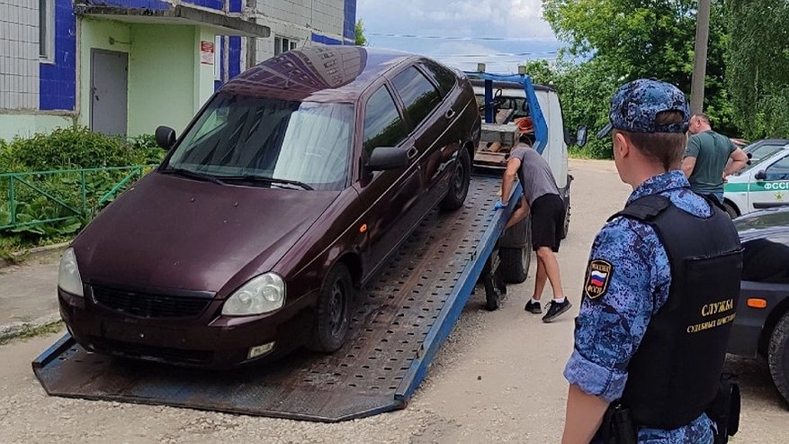 Главная картинка новости: У любителя пьяной езды из Коврова конфискована «лада Приора»