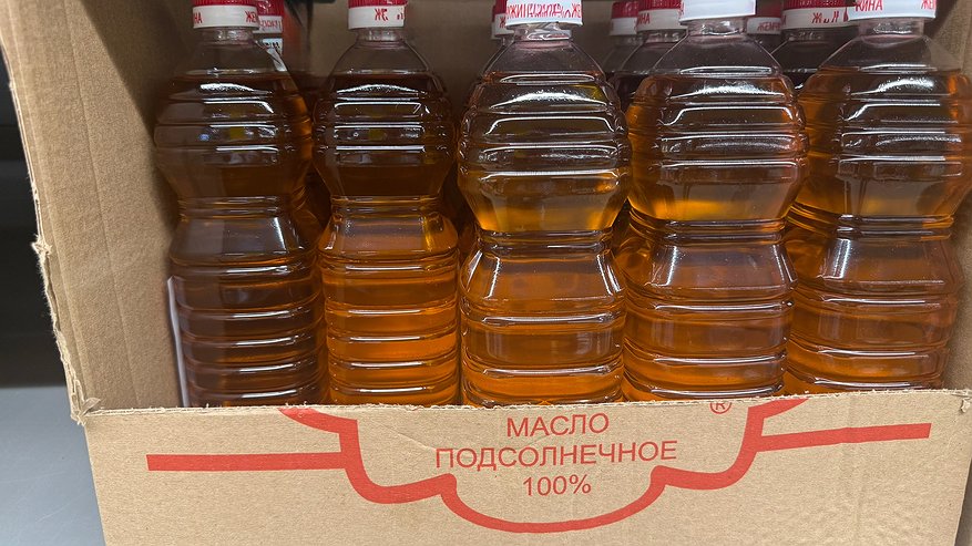 Главная картинка новости: Жижа в янтарной бутылке: это растительное масло лучше вообще не покупать: опубликован черный список