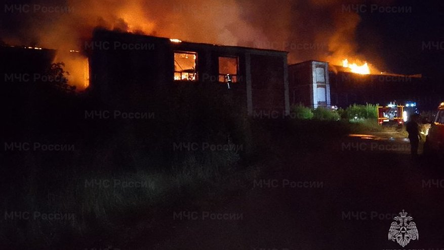 Главная картинка новости: В Собинке ночью загорелось заброшенное здание на Рабочем проспекте