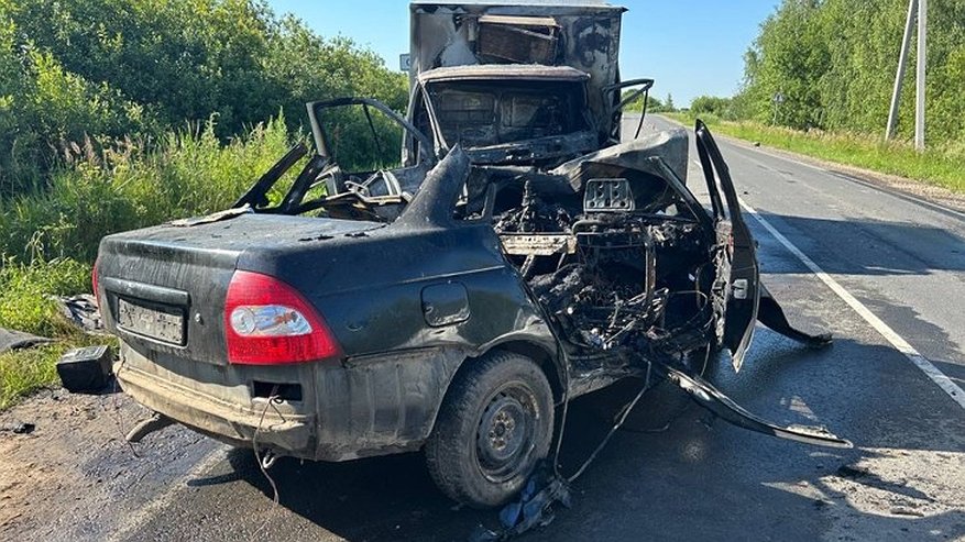 Главная картинка новости: В Вязниковском районе в ДТП погибли три человека и сгорели два автомобиля