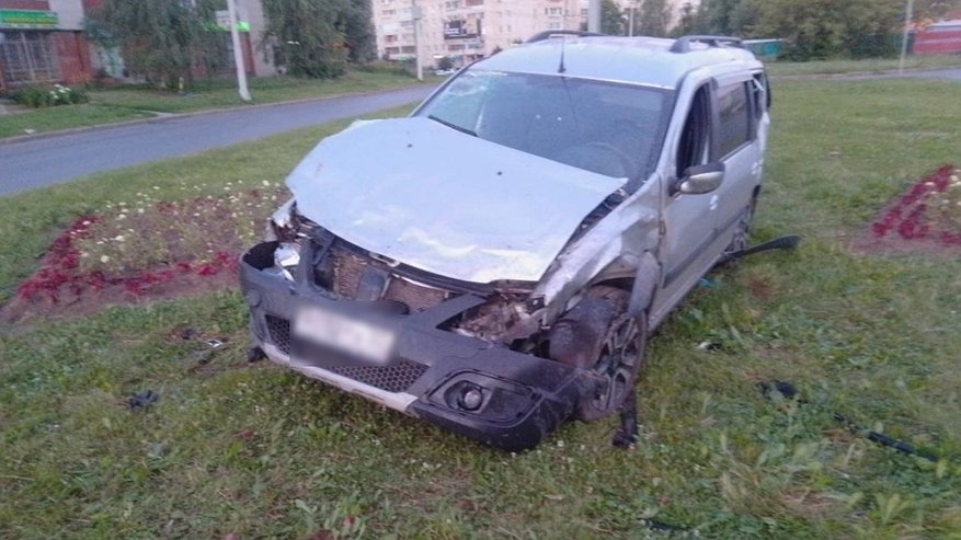 Главная картинка новости: Ночью во Владимире опрокинулась легковушка на клумбу у жилого комплекса «МИР»