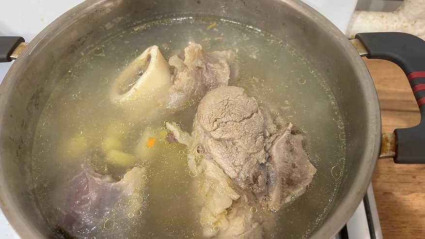 Главная картинка новости: Нужно ли сливать «первую воду» при варке мяса: правило объяснил шеф-повар – запомните раз и навсегда