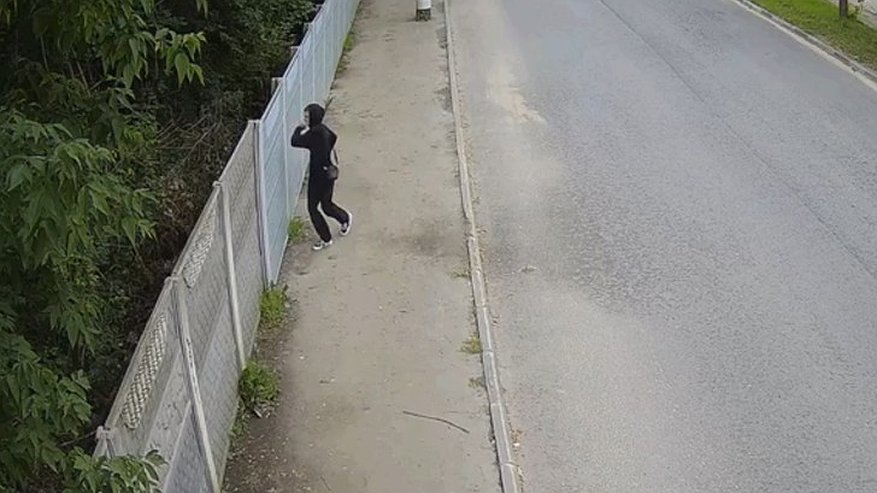 Главная картинка новости: В Коврове подросток среди бела дня порвал баннер на улице Октябрьской