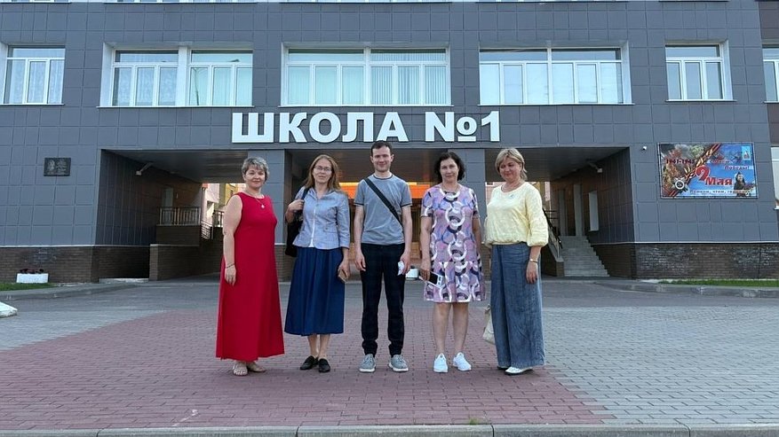 Главная картинка новости: Четыре учителя из разных регионов рассматривают работу в школах Владимирской области