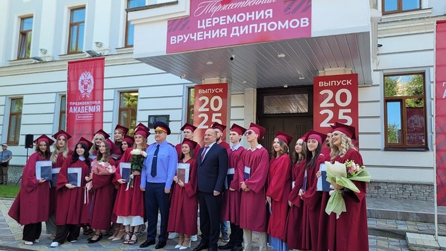 Главная картинка новости: Во Владимире 91 выпускнику РАНХиГС вручили дипломы юристов