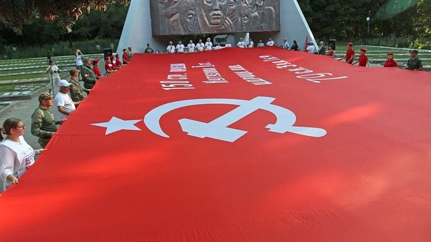 Главная картинка новости: Участники автопробега «Дорогой отцов» развернули Знамя Победы во Владимире