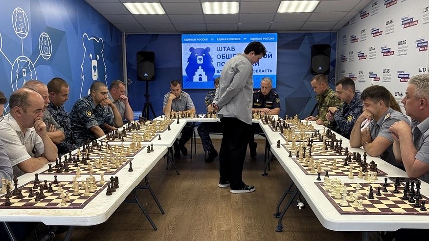 Главная картинка новости: Шахматный поединок с чемпионом мира прошел во Владимире