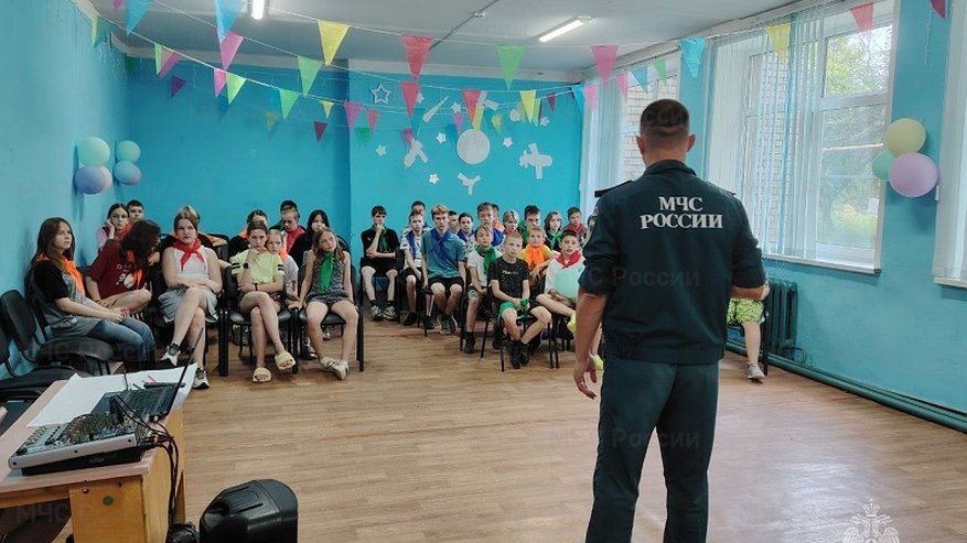 Главная картинка новости: МЧС Владимирской области продолжают уроки безопасности в летних лагерях