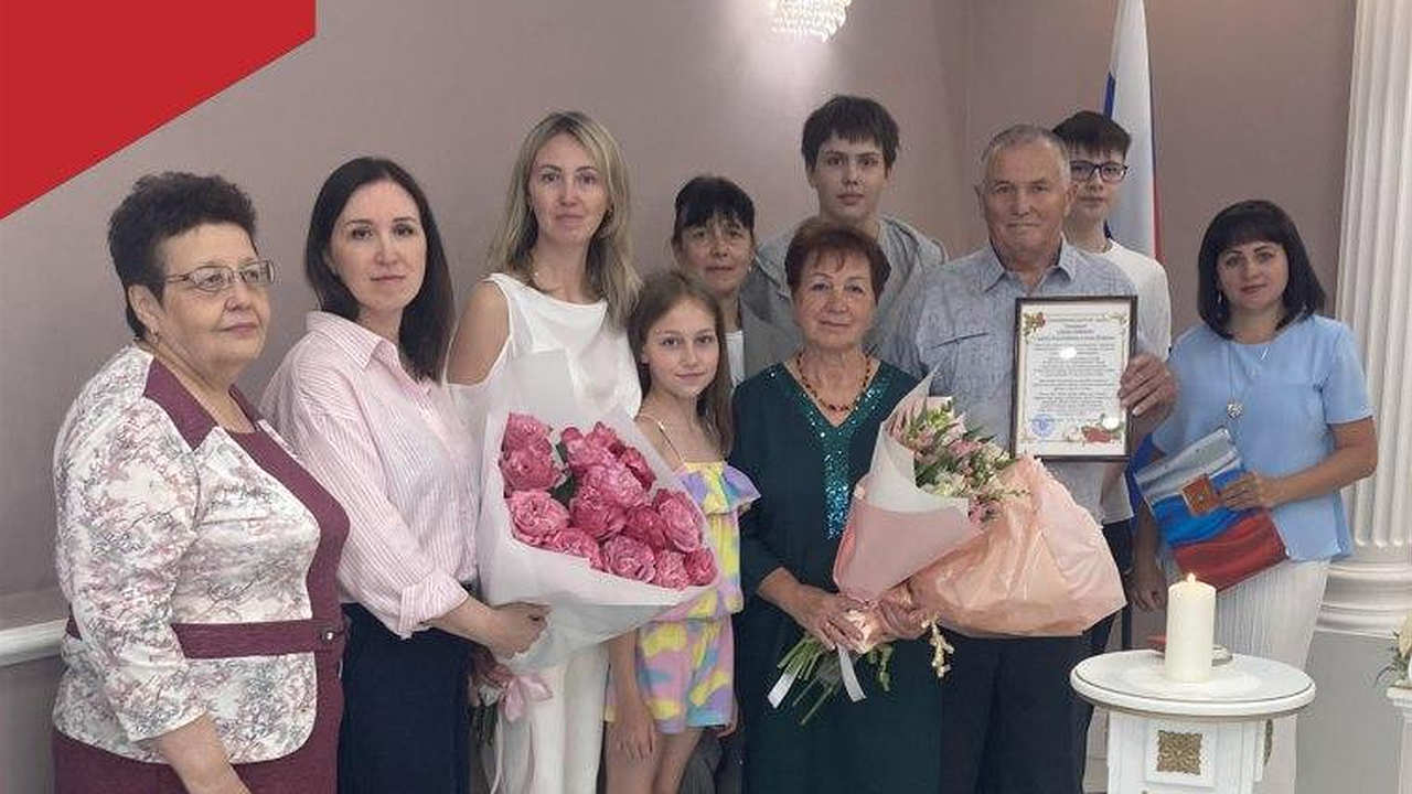 Главная картинка новости: В Вязниках и Муроме чествовали супругов, отпраздновавших золотую и серебряную свадьбу