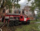 Пожарные ликвидировали огонь в заброшенных казармах в Собинке