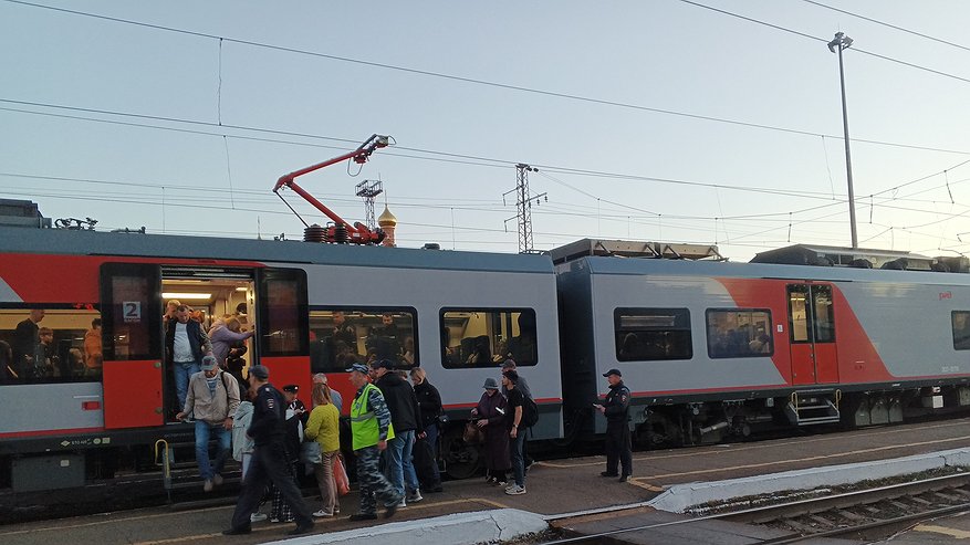 Главная картинка новости: В 7 утра с верхней полки спустилась попутчица и попросила освободить место: проводник подсказал, как правильно отвечать в таких ситуациях