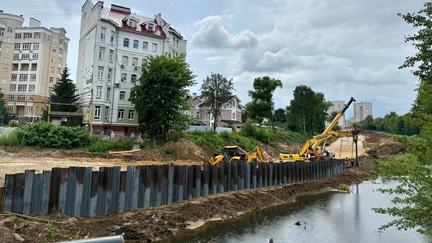Главная картинка новости: На улице Пушкарской во Владимире благоустраивают дорогу, берег и старые сады